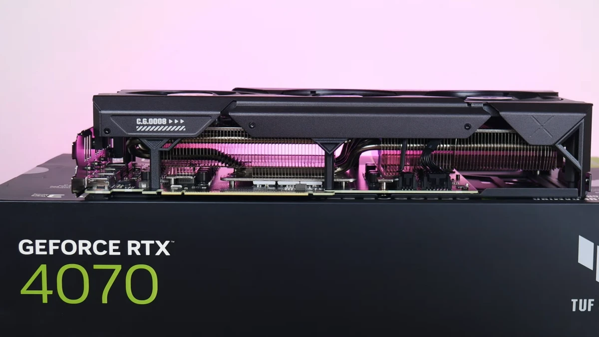 نمای کارت گرافیک ایسوس RTX 4070 