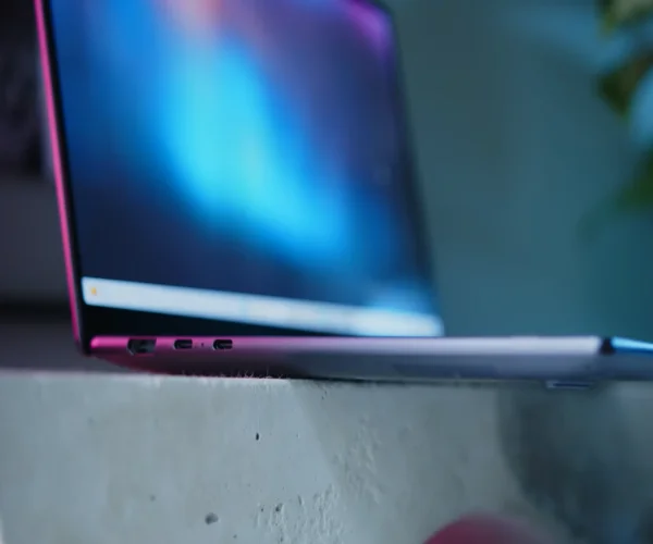 نمایه لپ تاپ لنوو Yoga مدل Slim 7 Pro-B از زاویه ی دیگر