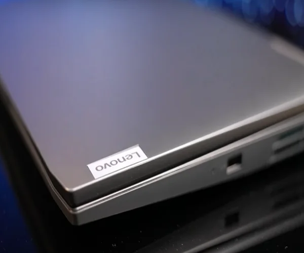 نمای درب بسته تاپ Lenovo IdeaPad Gaming 3-VW