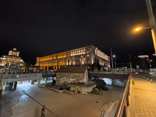 Motorola Edge 60 Pro ultrawide in night 2