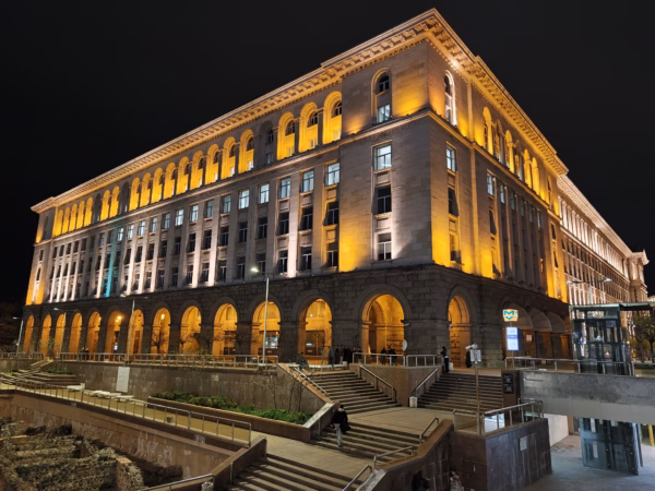 main camera of oppo find x8 ultra in night 1