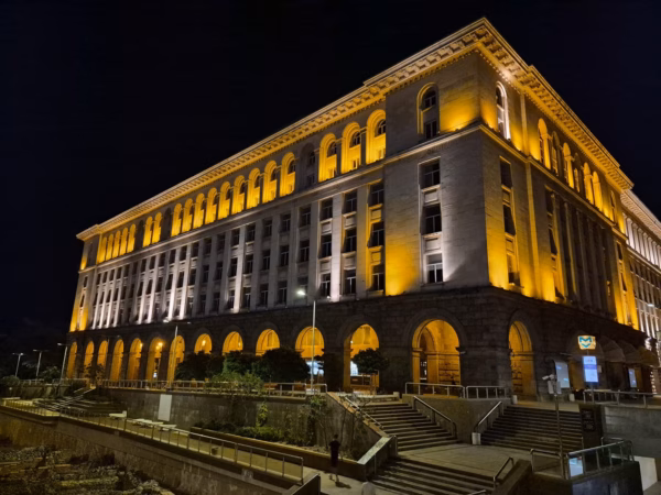 بررسی دوربین اصلی در شب نورپردازی گوشی S25 FE