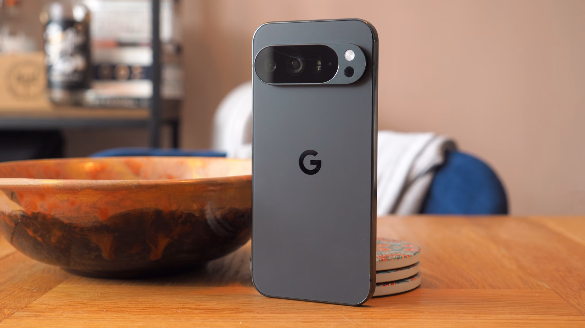 تصویری از نمای پشت Google Pixel 10 Pro