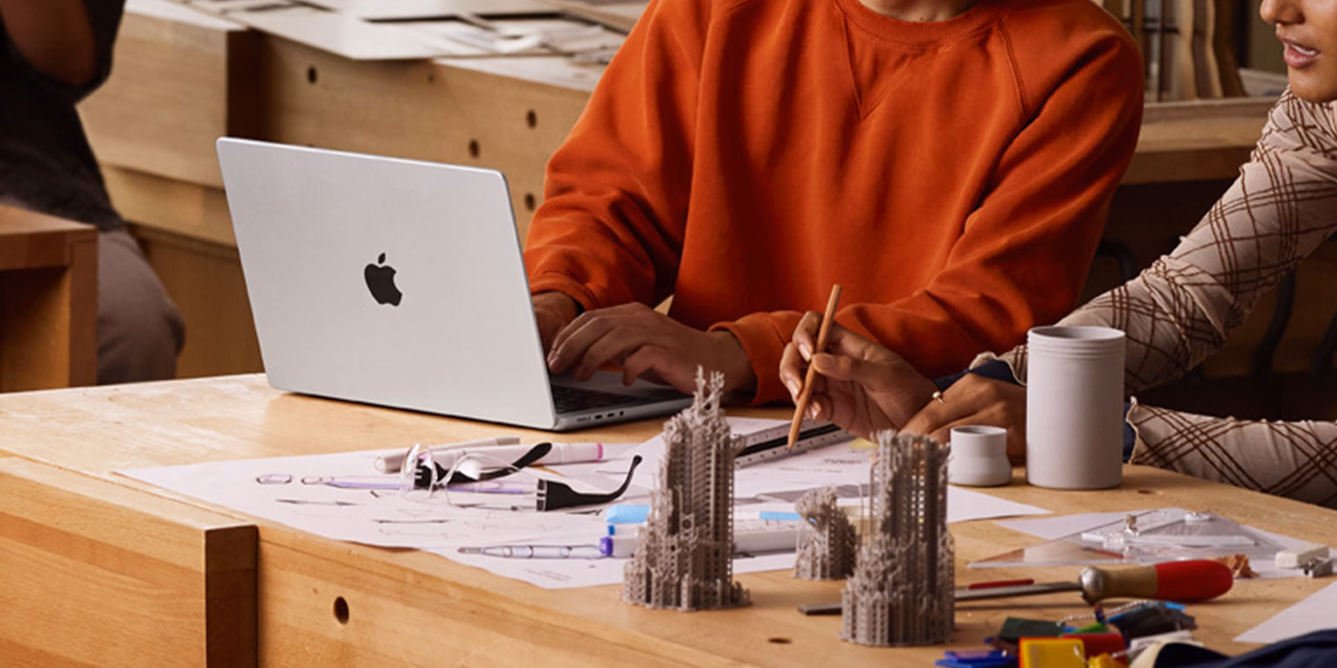 طراحی مک بوک pro m۵ 