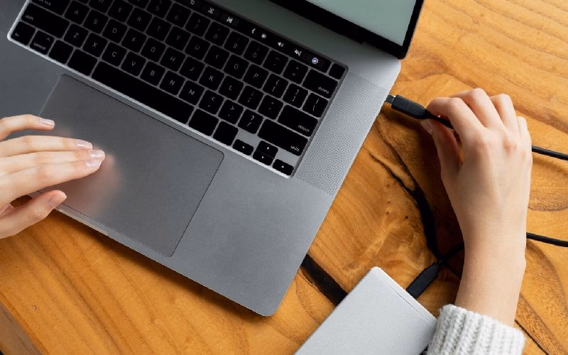 آموزش اتصال فلش مموری به مک‌ بوک