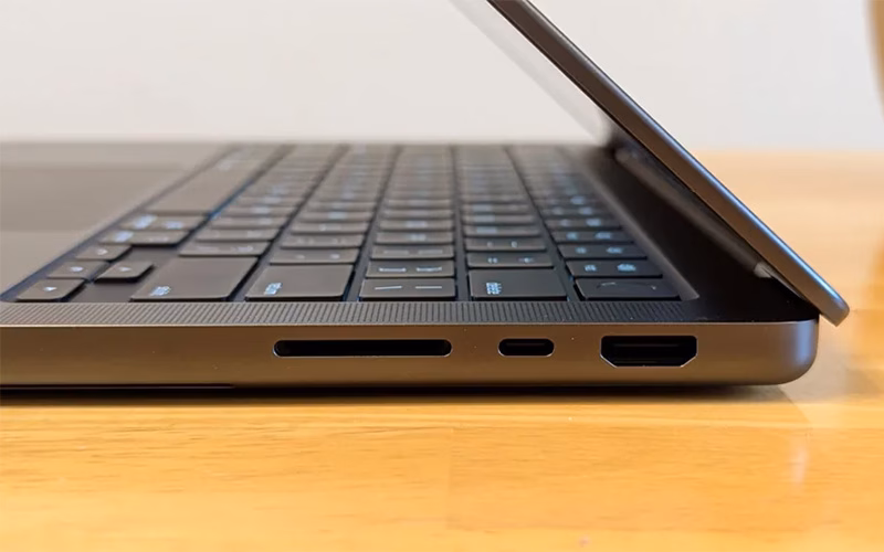 پورت های سمت راست مک بوک پرو M5