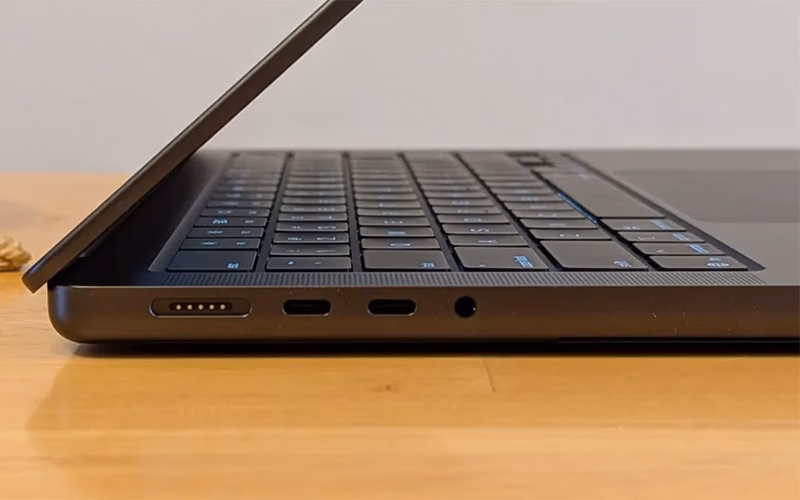 پورت های سمت چپ مک بوک پرو M5