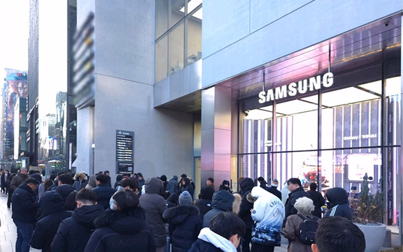 گلکسی Z TriFold سامسونگ با قیمت 2400 دلاری، در عرض چند دقیقه به فروش رفت! 6 صف برای خرید گلکسی Z TriFold سامسونگ با قیمت 2400 دلاری