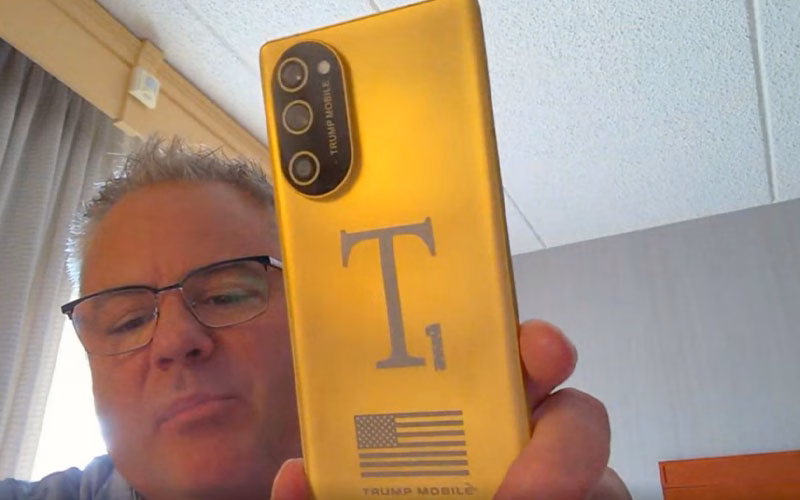 گوشی ترامپ زیر ذره بین قرار گرفت! 4 طراحی گوشی ترامپ T1
